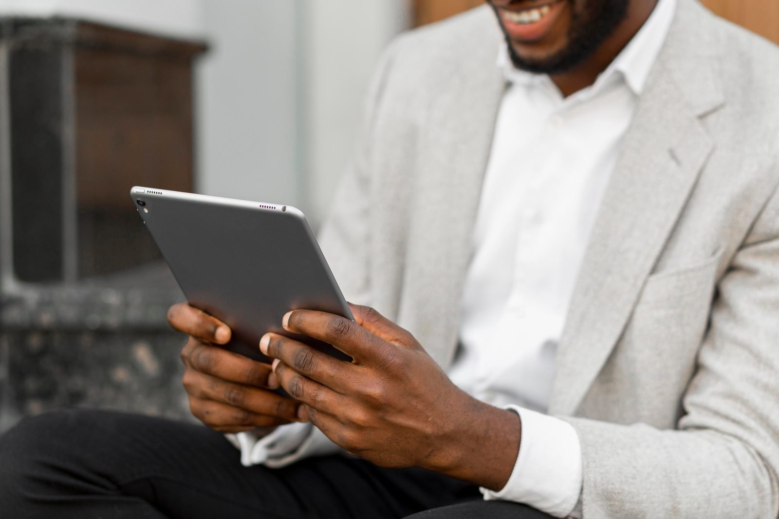 Un auteur consulte ses ventes sur sa tablette.